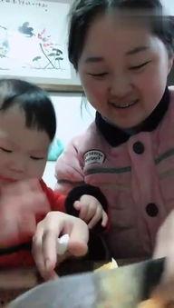 baby吃瓜搞笑视频,萌态十足引网友爆笑