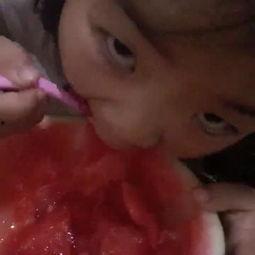 宝宝在家吃瓜视频,萌化网友心