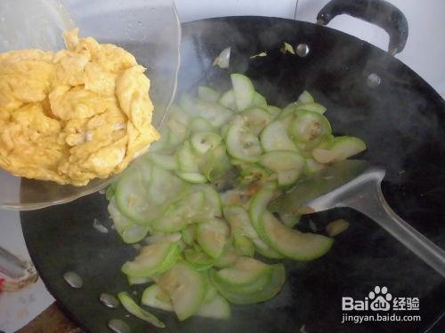 宝宝吃炒角瓜视频,营养美味，萌娃美食瞬间