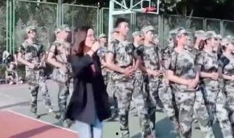 军训女孩原视频吃瓜,揭秘军营生活幕后趣事