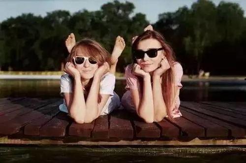 闺蜜吃瓜拍照姿势视频大全