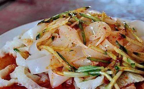 甘肃瓜婆娘吃凉皮视频,甘肃瓜婆娘演绎夏日凉皮风情