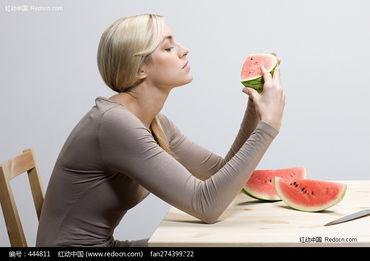 外国吃瓜美女图片视频,外国吃瓜美女的时尚瞬间