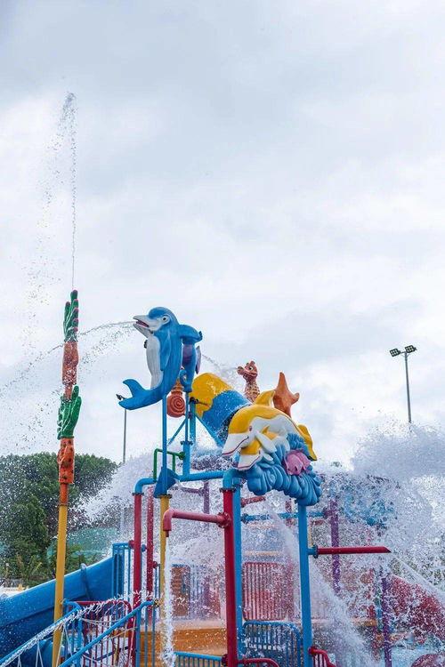 水上乐园吃瓜看戏视频,吃瓜群众围观欢乐盛宴