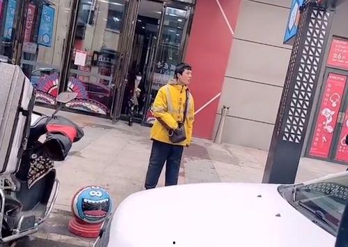 男子在停车场吃瓜视频大全,男子停车场吃瓜视频走红网络