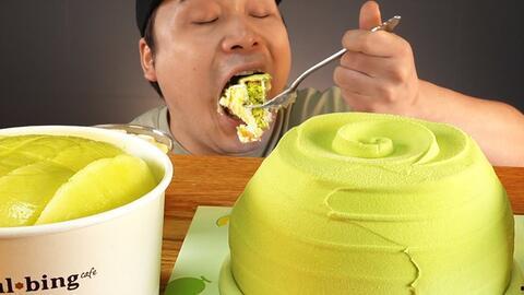 美女吃蜜瓜沙冰视频,美女大快朵颐，视觉与味蕾的双重盛宴