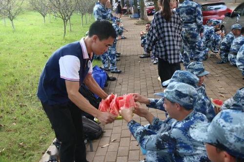 军训搞笑视频带你吃瓜