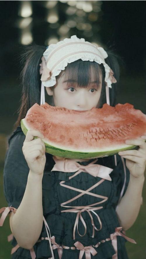 浪漫的夏季吃瓜视频,一起享受清凉甜蜜时光