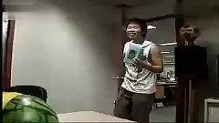 韩国人吃酸瓜搞笑视频,韩国网友搞笑演绎酸味美食大作战